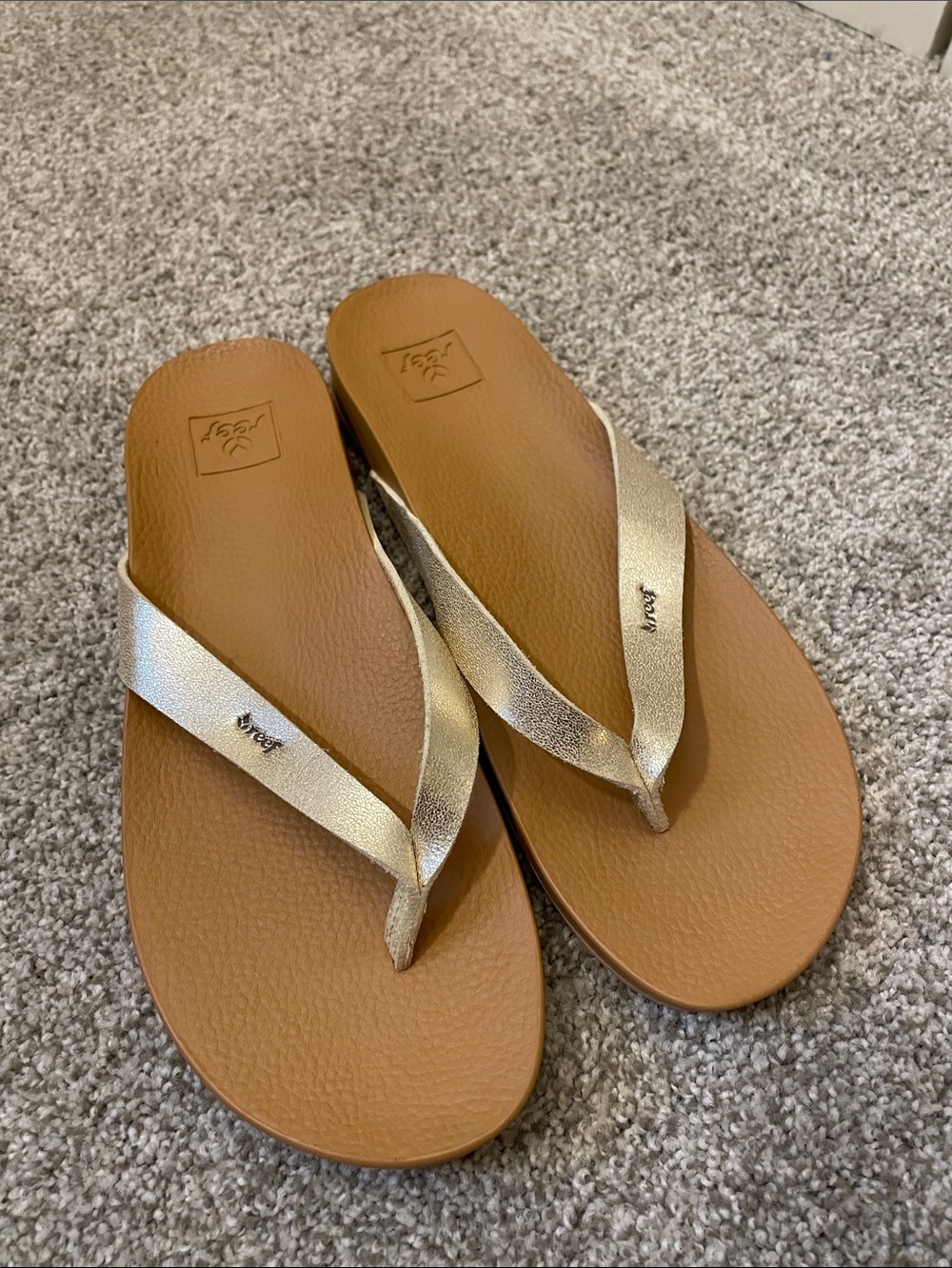 Reef cushion court gold metallic flip flop sandals Sz 8 synthetic leather